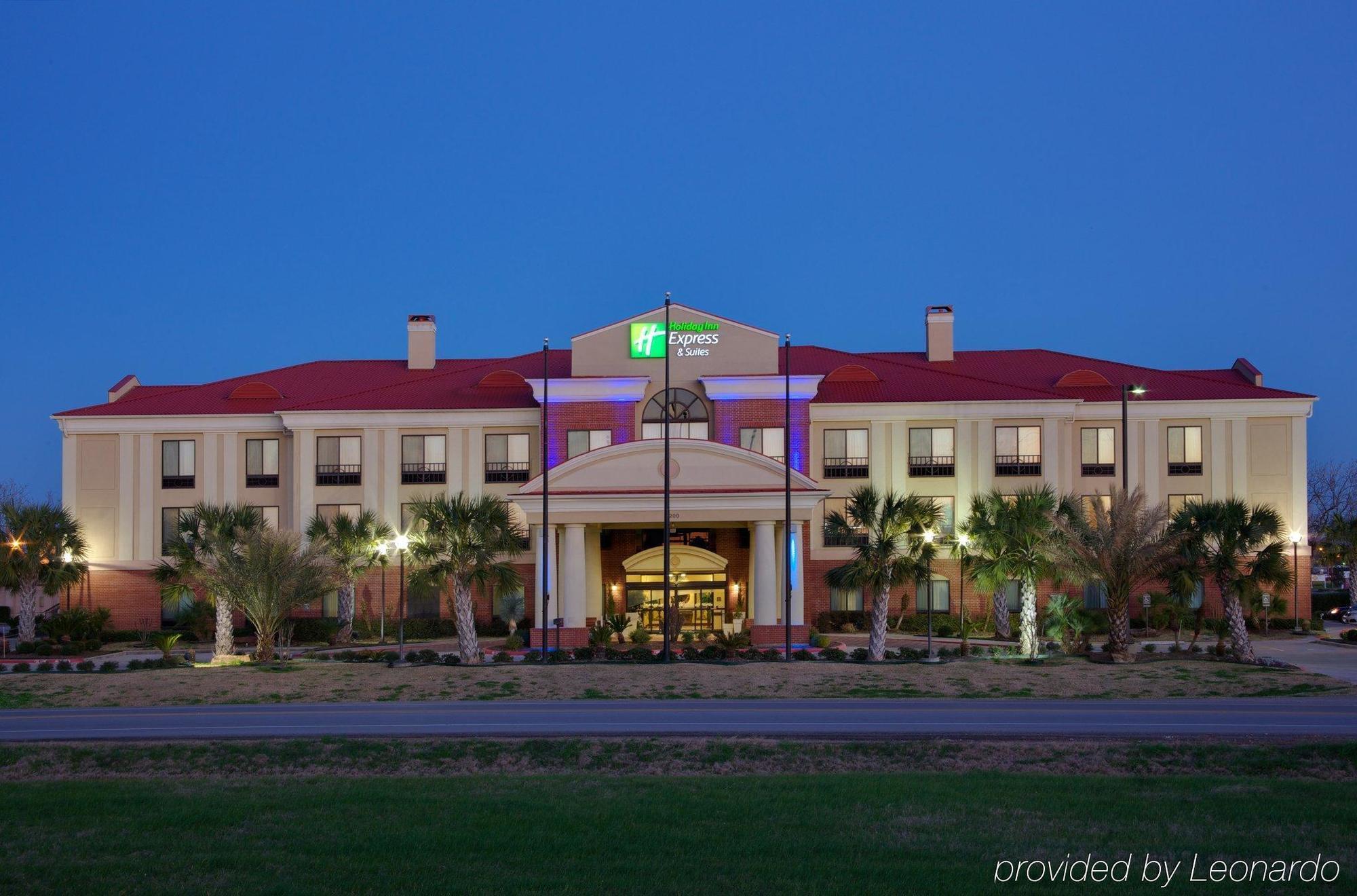 Holiday Inn Express & Suites Wharton By Ihg Exterior photo